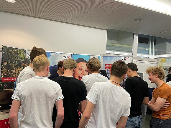 Besucher am TÜV AUSTRIA Akademie Stand.