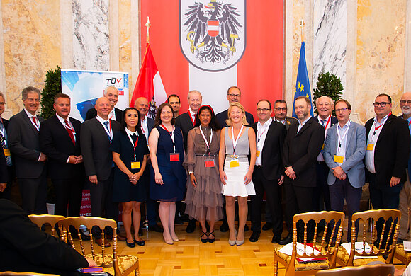 Gruppenfoto vor der Österreich-Flagge