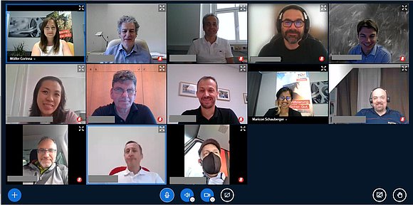 Screenshot Onlinekonferenz mit 13 Teilnehmer/innen.