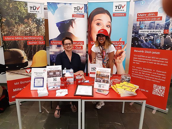 Zwei Kolleginnen am TÜV AUSTRIA Akademie Stand.