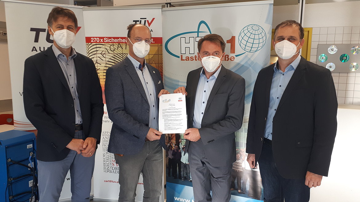 Vier Herren mit FFP2 Maske.