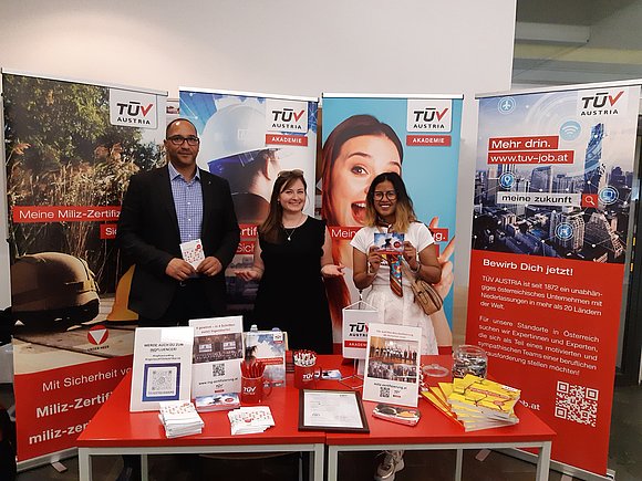Ein Herr und zwei Damen am TÜV AUSTRIA Stand.
