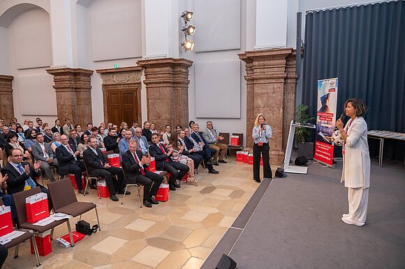 Dame hält Rede auf einer Bühne