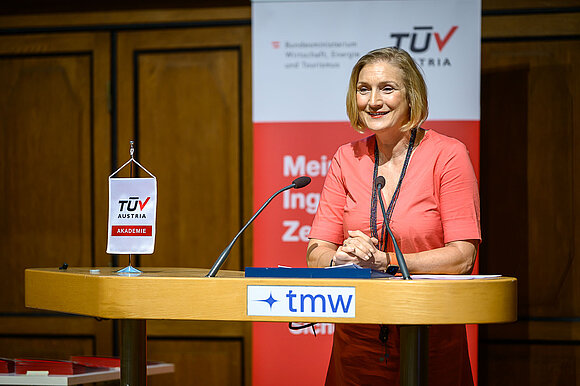Dame hält Ansprache auf Bühne.