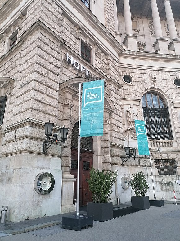 Hofburg mit HR Summit Fahne.