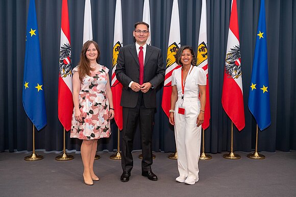 Gruppenfoto, zwei Damen und ein Herr.