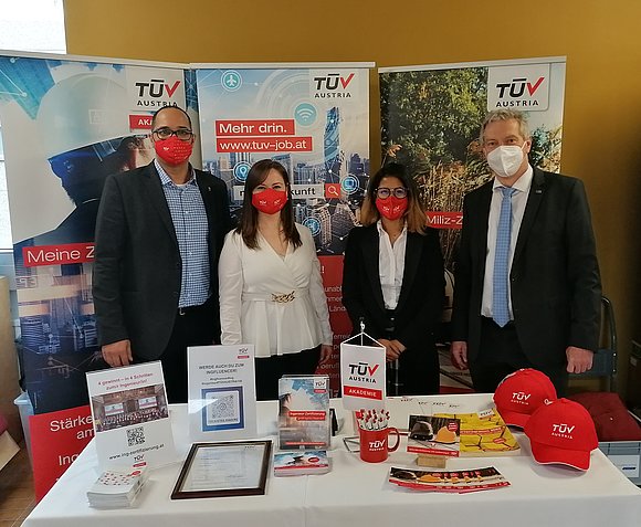 Zwei Herren und zwei Damen mit FFP2 Masken.