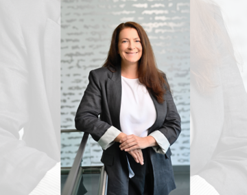 Eine Frau in formeller Kleidung posiert für ein Foto, zeigt einen professionellen und modernen Look.