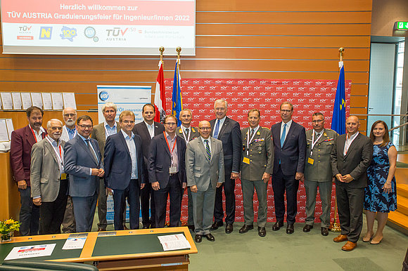 Gruppenfoto vor TÜV AUSTRIA Pressewand