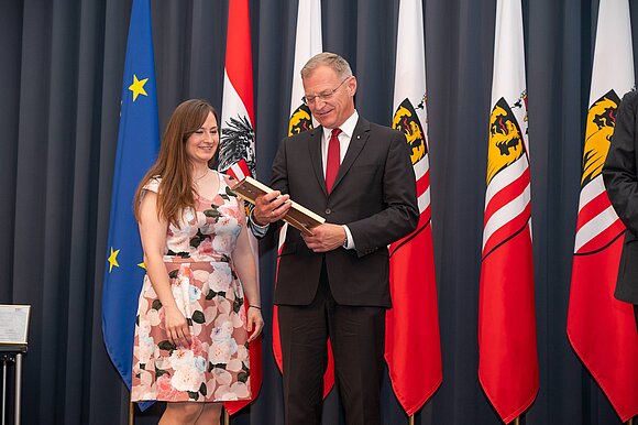 Dame und Herr auf einer Bühner
