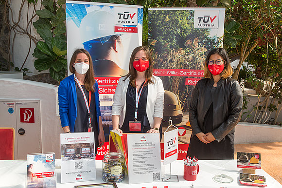 Drei Mitarbeiterinnen der TÜV AUSTRIA Akademie mit FFP2 Masken.