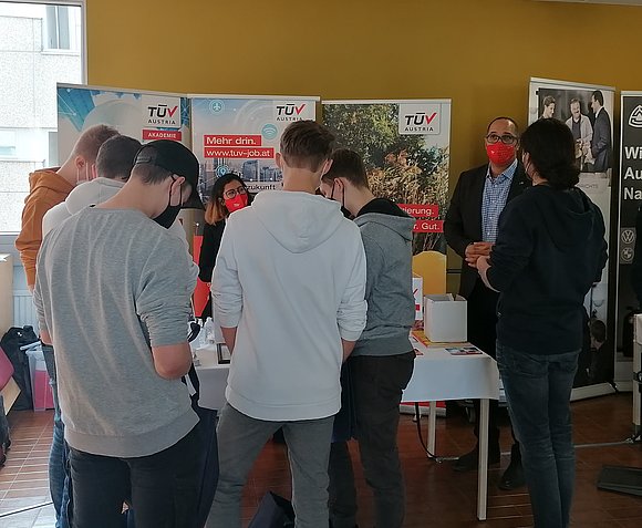 Besucher am TÜV AUSTRIA Akademie Stand.