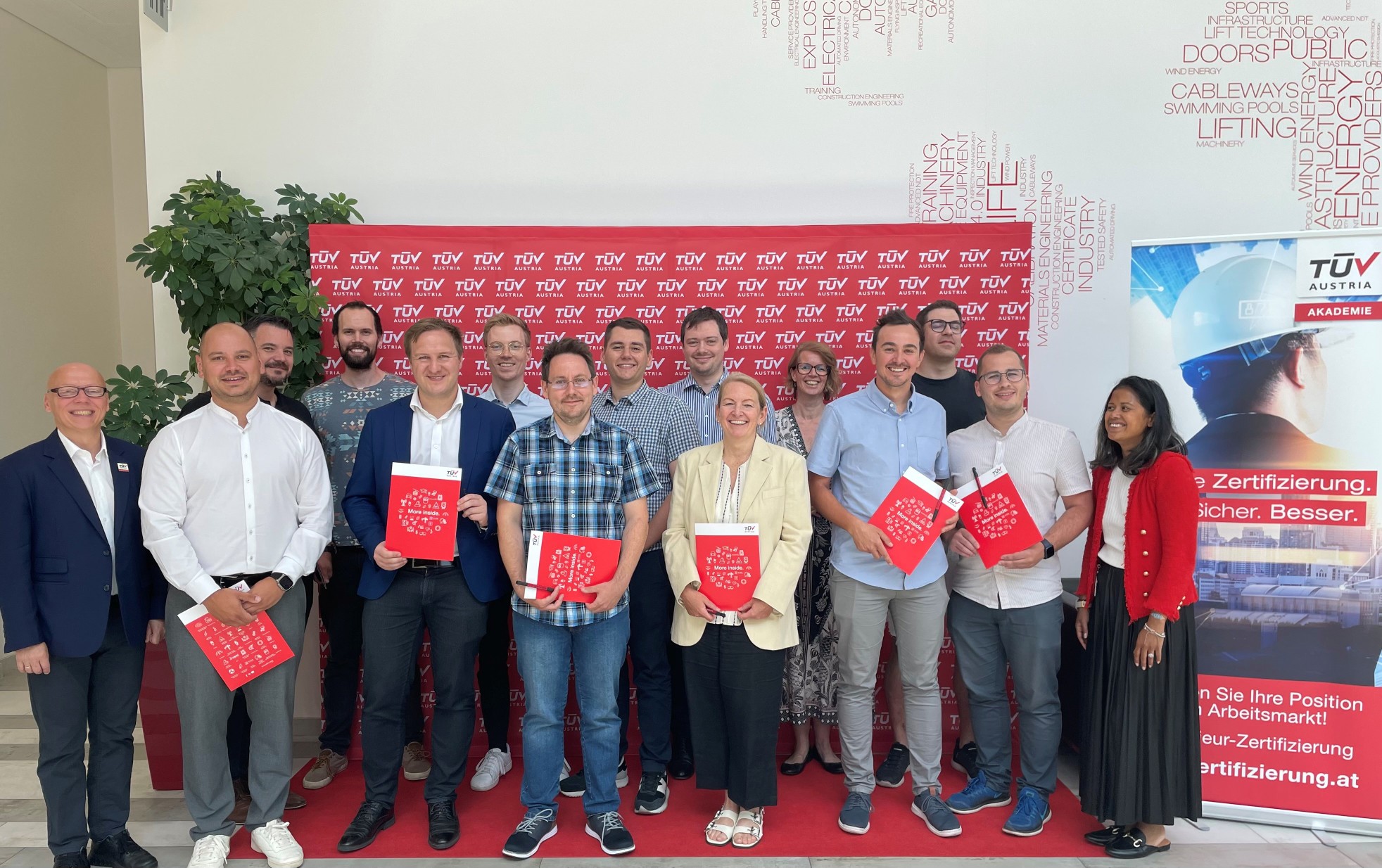 Gruppenfoto vor einer Pressewand.