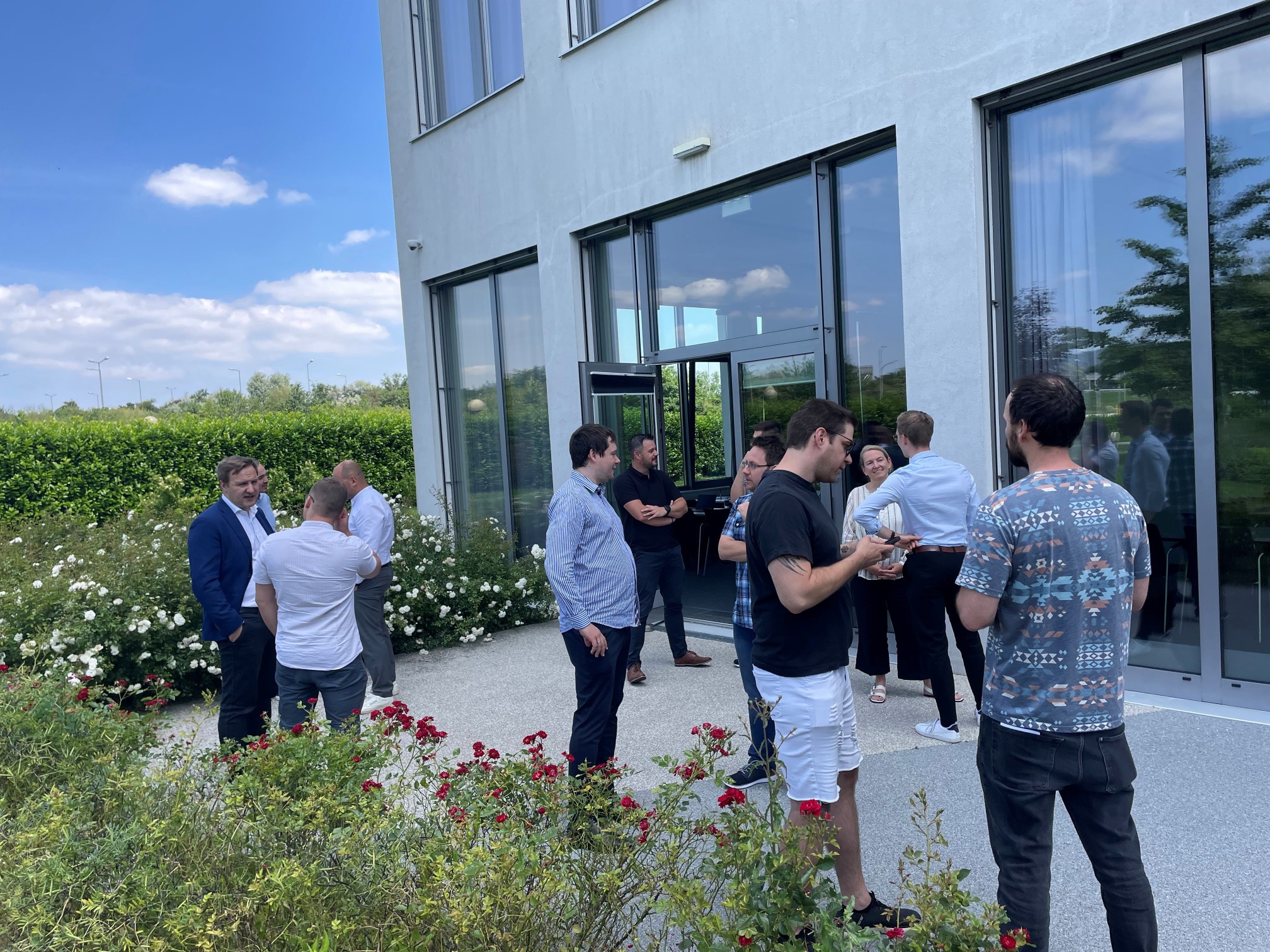 Die Teilnehmenden verbringen ihre Pause im Freien.