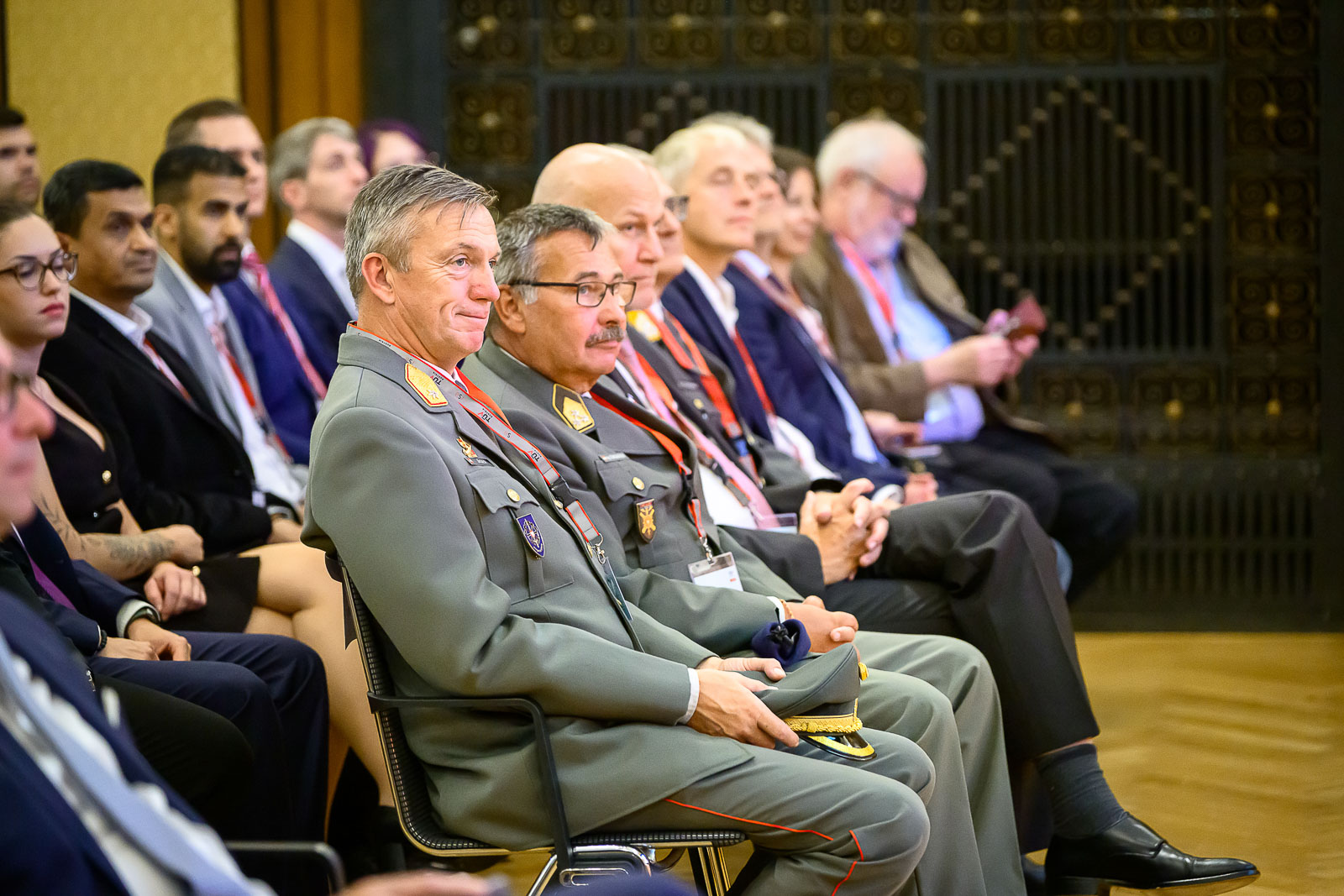 <br /> Publikum lauscht einer Rede.